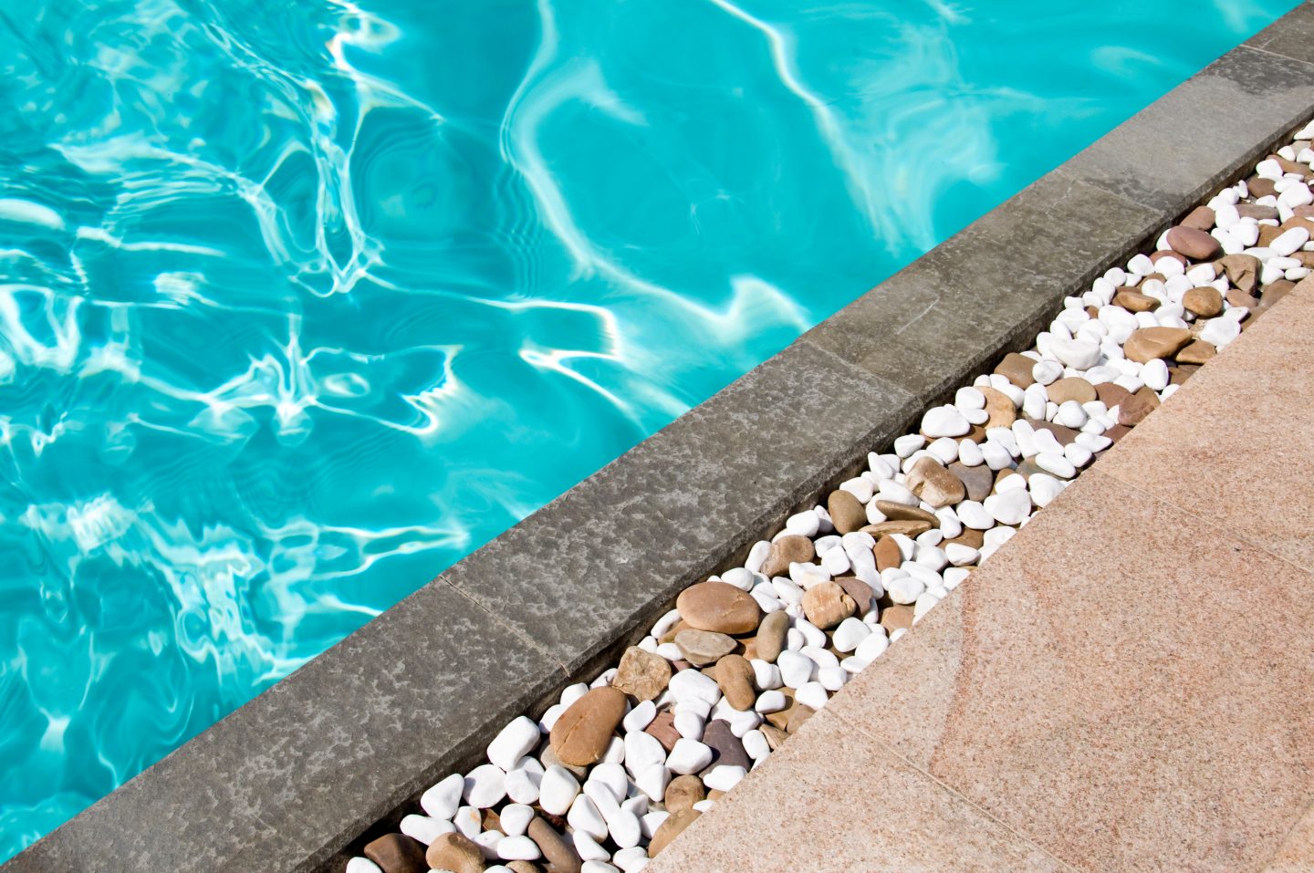 Bord d’une piscine