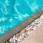 Bord d’une piscine