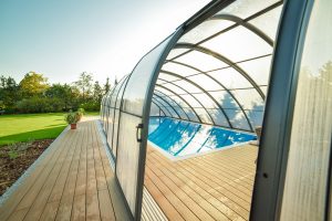 abri-de-piscine-haut-lbap Grand abri de piscine haut en verre avec terrasse en bois