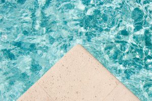 margelle en béton sur un bord de piscine