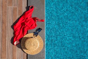 piscine avec margelle et terrasse en bois