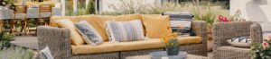 mobilier-exterieur-jardin-canape-coussin-flottant-piscine-table-transat canape d'extérieur avec une petite table et des chaises sur une terrasse